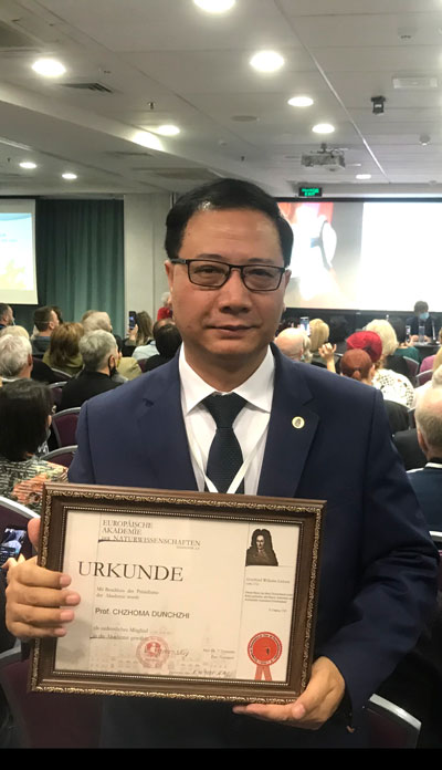 Доктор Чжома с призом Лучший мастер 2019