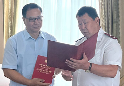 Доктору Чжоме вручена правительственная награда Республики Бурятии